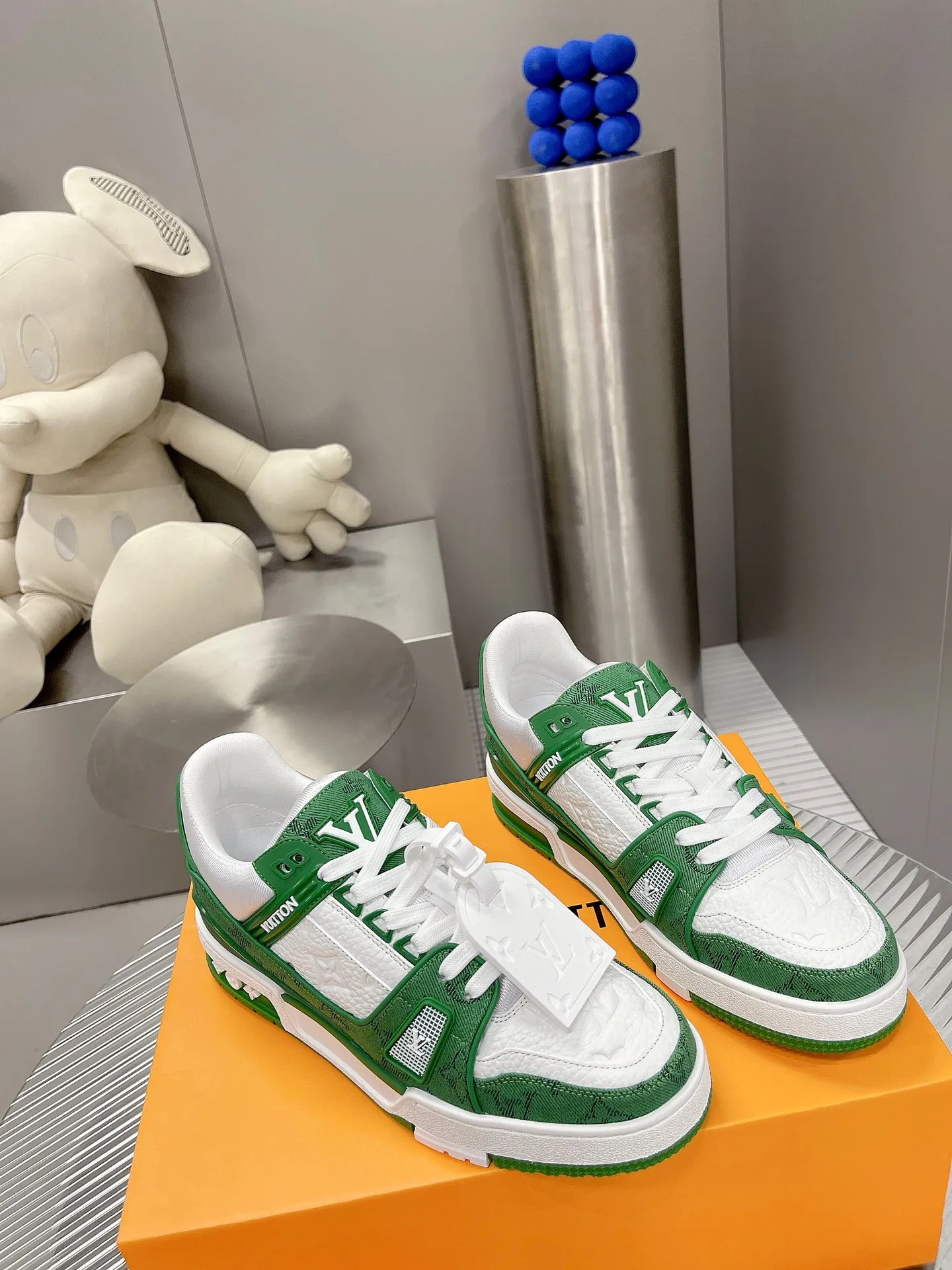 👟👟Ex-factory price 840👟👟The highest version on the Internet⚠️Feel free to compare! 2021🔥New model, purchase quality LV~Louis Vuitton by Virgin Abloh’s best-looking sneakers, Donkey Brand strongly recommends new products, official website limited edition retro basketball sneakers! Both high and low tops cost money to purchase 1:1 accurate replicas of the originals. The details are invincible, full of sincerity, imported custom-made original cowhide, the original package method is the same, the details are 100% restored, and the private model customized the original one-piece T👟👟factory price U outsole, which is different from other brands. Without the original version, this effect cannot be achieved! 35-45 (46 is custom-made and non-refundable) Some colors are available in women’s styles